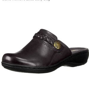 Clarks Womens Leisa Carly Clogs in Black Leather. Size 7W.